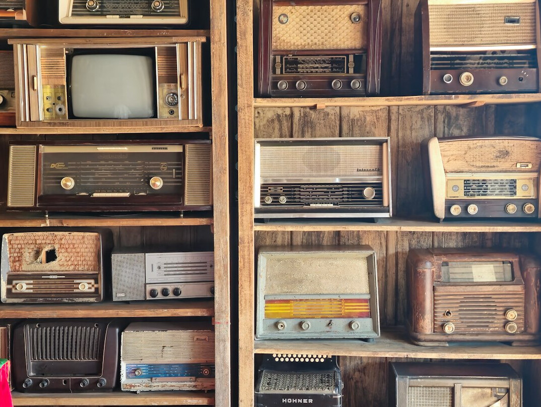 Several vintage televisions displaying various content
